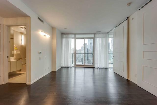 2509 - 125 Peter St, Condo with 2 bedrooms, 1 bathrooms and 1 parking in Toronto ON | Image 11