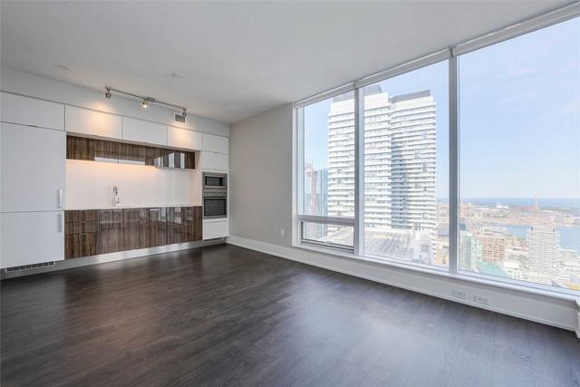 5705 - 10 York St, Condo with 2 bedrooms, 2 bathrooms and 1 parking in Toronto ON | Image 16