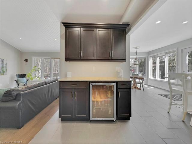 205 Dufferin Avenue, House detached with 3 bedrooms, 2 bathrooms and 8 parking in Brantford ON | Image 2