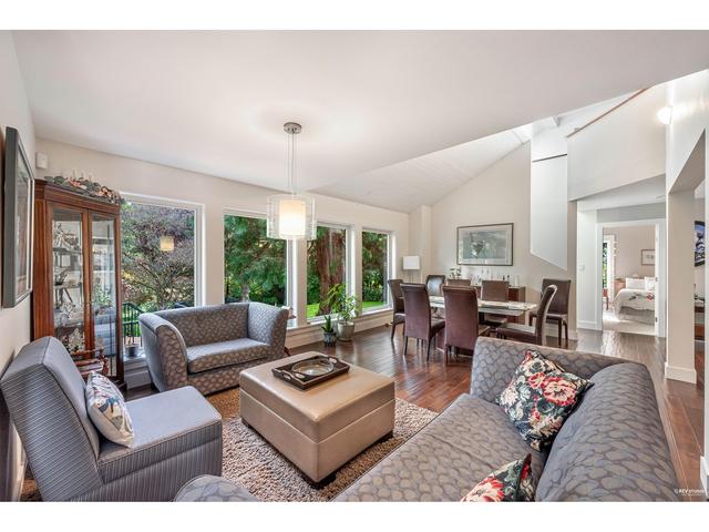 3070 Hillview Court, House detached with 4 bedrooms, 2 bathrooms and 8 parking in Surrey BC | Image 2