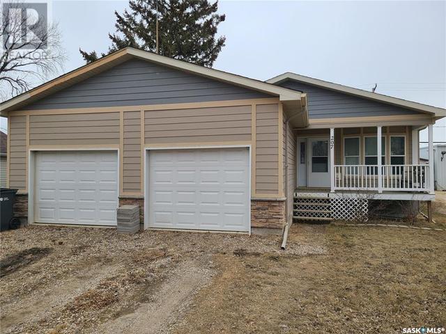 207 W 1st Street, Home with 3 bedrooms, 2 bathrooms and null parking in Carlyle SK | Image 2