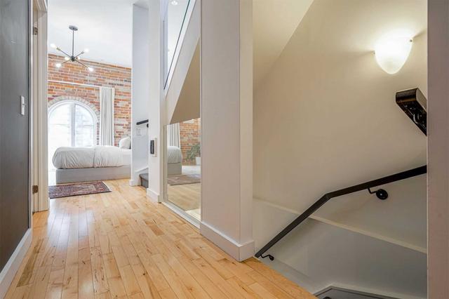 31 Old Brewery Lane, Townhouse with 3 bedrooms, 2 bathrooms and 1 parking in Toronto ON | Image 2