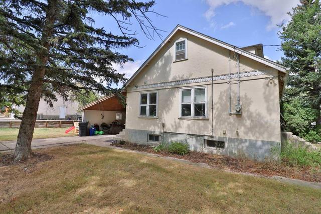 306 n 100 E, House detached with 5 bedrooms, 1 bathrooms and 4 parking in Raymond AB | Image 4