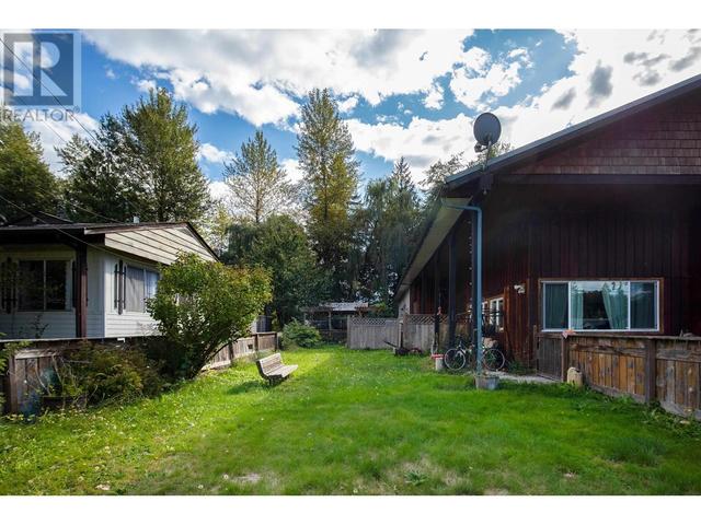 33 Bracken Parkway, House detached with 4 bedrooms, 2 bathrooms and 4 parking in Squamish BC | Image 11