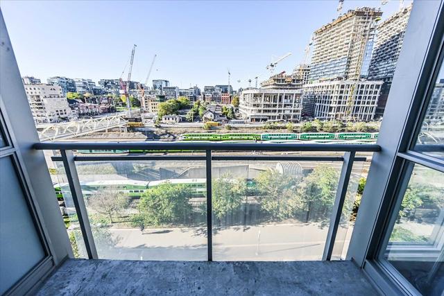 842a - 15 Iceboat Terr, Condo with 2 bedrooms, 1 bathrooms and 1 parking in Toronto ON | Image 6