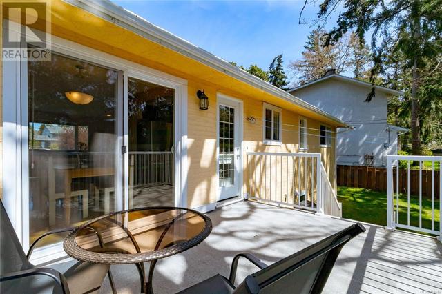 1865 Elmhurst Pl, House detached with 5 bedrooms, 2 bathrooms and 1 parking in Saanich BC | Image 30
