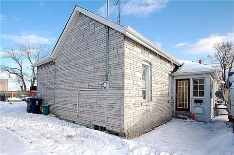 199 Thirtieth St, House detached with 2 bedrooms, 1 bathrooms and 4 parking in Toronto ON | Image 2