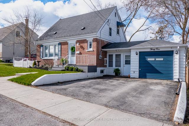 32 Fairway Ave, House detached with 2 bedrooms, 2 bathrooms and 3 parking in Belleville ON | Image 1