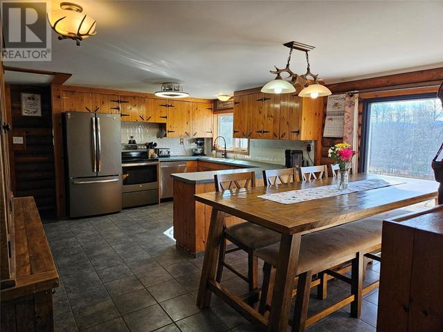 5961 Hillview Sub, House detached with 4 bedrooms, 2 bathrooms and 4 parking in Columbia Shuswap C BC | Image 2