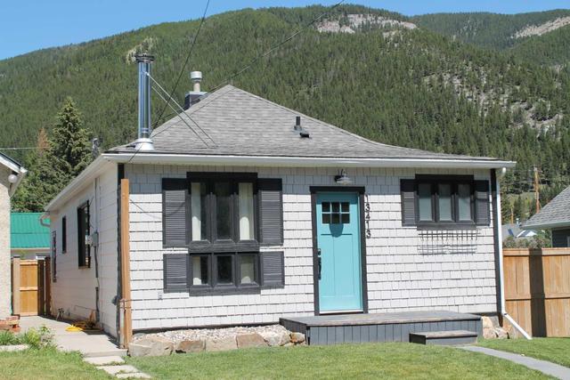 13413 18 Avenue, House detached with 2 bedrooms, 2 bathrooms and 1 parking in Crowsnest Pass AB | Image 1