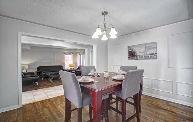30 National Cres W, House detached with 3 bedrooms, 4 bathrooms and 4 parking in Brampton ON | Image 3