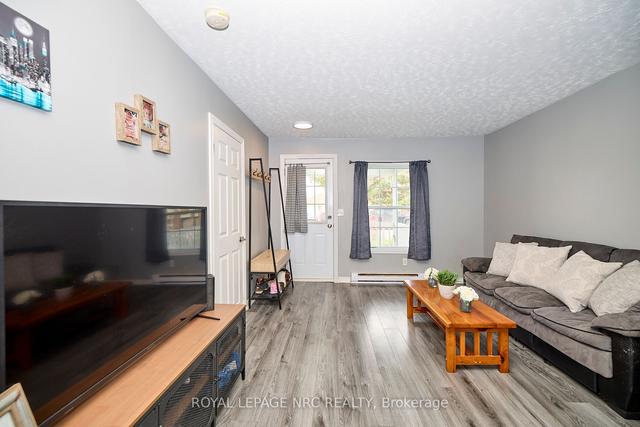 80 Mcalpine Ave S, House detached with 1 bedrooms, 1 bathrooms and 2 parking in Welland ON | Image 2