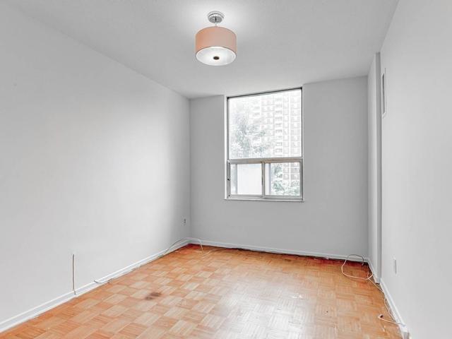 416 - 10 Edgecliff Gfwy, Condo with 3 bedrooms, 2 bathrooms and 1 parking in Toronto ON | Image 9
