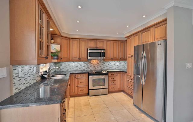 1150 Skyview Dr, House detached with 2 bedrooms, 3 bathrooms and 4 parking in Burlington ON | Image 3