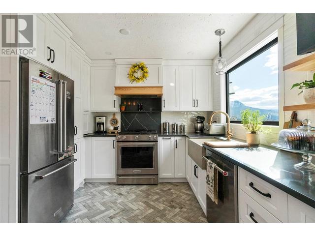 2740 25th Avenue Ne, House detached with 4 bedrooms, 2 bathrooms and null parking in Salmon Arm BC | Image 1