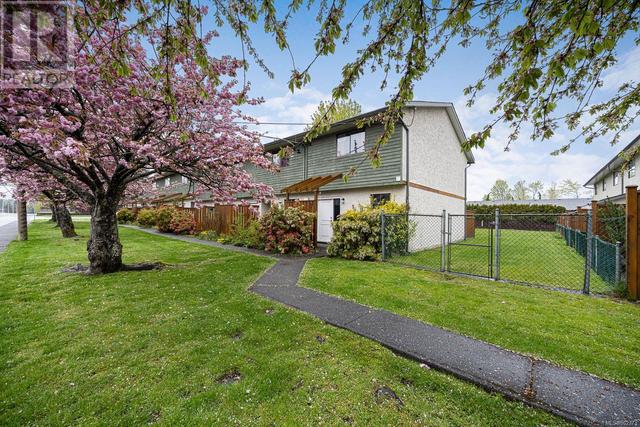 5 - 951 17th St, House attached with 2 bedrooms, 1 bathrooms and 1 parking in Courtenay BC | Card Image