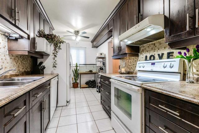 77 Fleetwood Cres, Townhouse with 3 bedrooms, 2 bathrooms and 1 parking in Brampton ON | Image 8