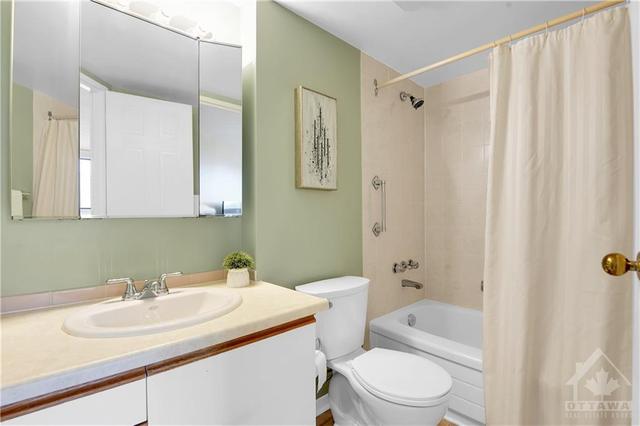 Second en-suite bathroom with bathtub | Image 22