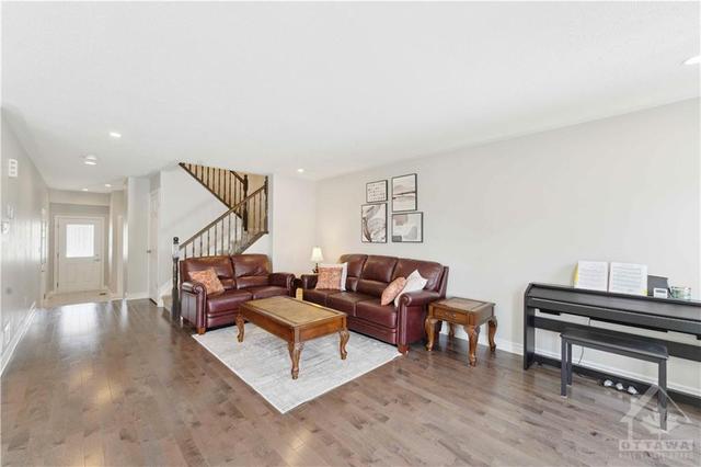 105 Dunforest Terrace, Townhouse with 3 bedrooms, 3 bathrooms and 2 parking in Ottawa ON | Image 6