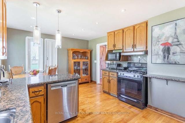 2381 Burnhamthorpe Rd W, House detached with 3 bedrooms, 2 bathrooms and 13 parking in Oakville ON | Image 2