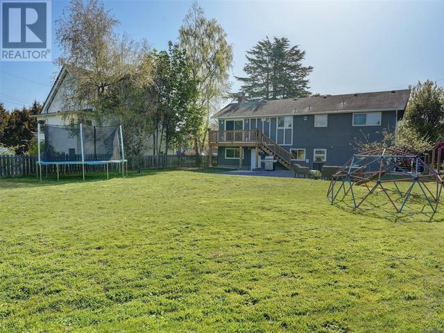 3240 Eldon Pl, House detached with 5 bedrooms, 2 bathrooms and 2 parking in Saanich BC | Image 33