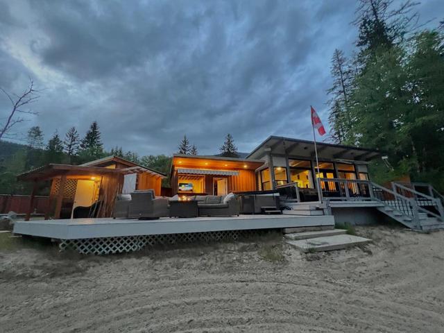 4668/4676 Crescent Road, House detached with 1 bedrooms, 2 bathrooms and null parking in Central Kootenay F BC | Card Image