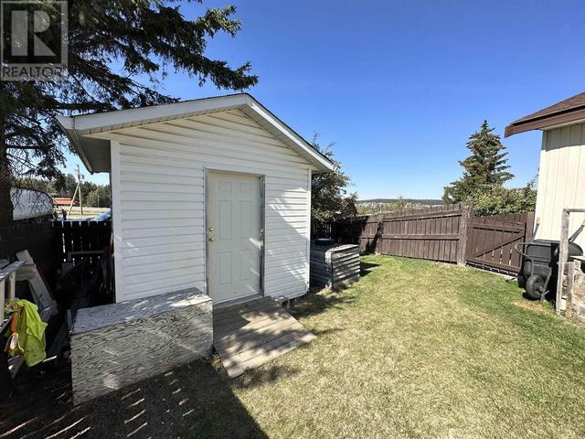 718 Cariboo Trail, House detached with 3 bedrooms, 2 bathrooms and null parking in One Hundred Mile House BC | Image 35
