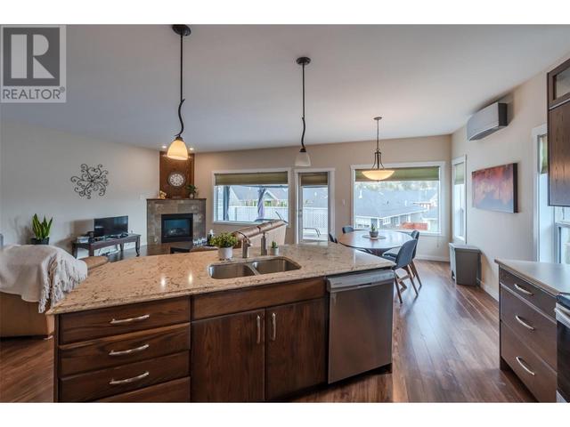 2126 Lawrence Avenue, House detached with 5 bedrooms, 4 bathrooms and 5 parking in Penticton BC | Image 3