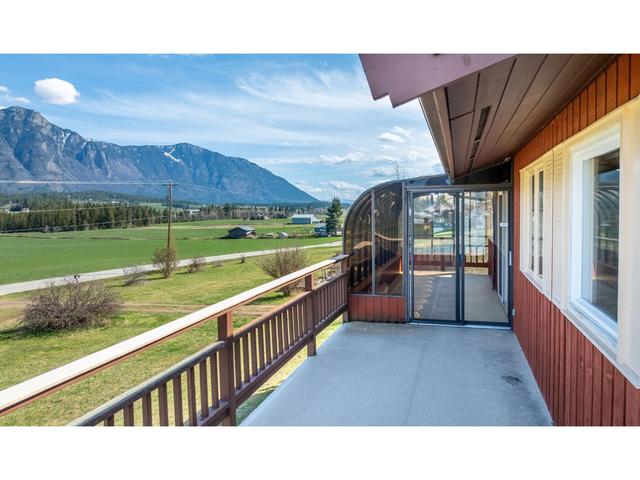 3481 Crestview Road, House detached with 2 bedrooms, 2 bathrooms and null parking in Central Kootenay B BC | Image 10