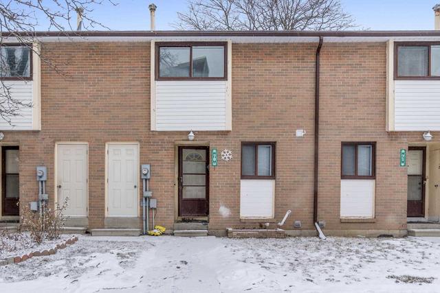 70 Fleetwood Cres, Townhouse with 3 bedrooms, 2 bathrooms and 1 parking in Brampton ON | Image 1