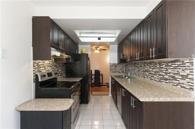 202 - 5 Lisa St, Condo with 3 bedrooms, 2 bathrooms and 1 parking in Brampton ON | Image 3