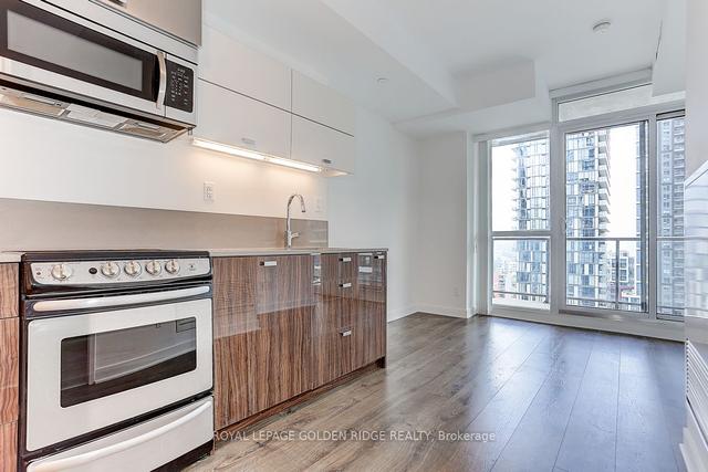 2002 - 290 Adelaide St W, Condo with 1 bedrooms, 1 bathrooms and 0 parking in Toronto ON | Image 7