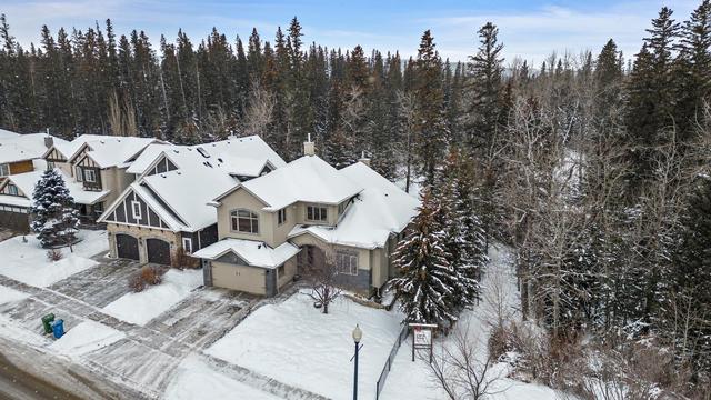 322 Discovery Ridge Boulevard Sw, House detached with 4 bedrooms, 3 bathrooms and 4 parking in Calgary AB | Image 3
