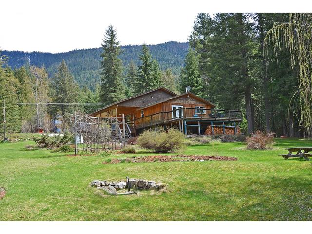 8481 Highway 6, House detached with 5 bedrooms, 2 bathrooms and null parking in Central Kootenay H BC | Image 1