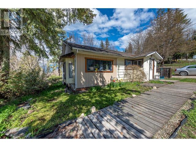 451 10 Avenue, House detached with 2 bedrooms, 1 bathrooms and 4 parking in Salmon Arm BC | Image 8
