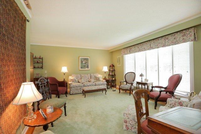 2137 Hixon St, House detached with 3 bedrooms, 3 bathrooms and 2 parking in Oakville ON | Image 2