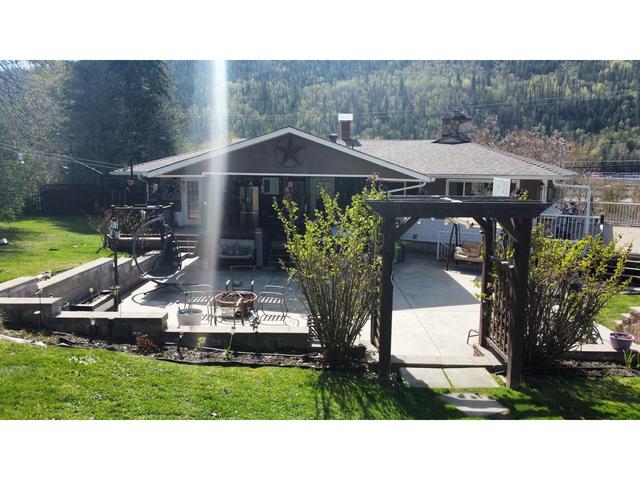 3583 Broadwater Rd, House detached with 3 bedrooms, 3 bathrooms and null parking in Central Kootenay J BC | Image 22