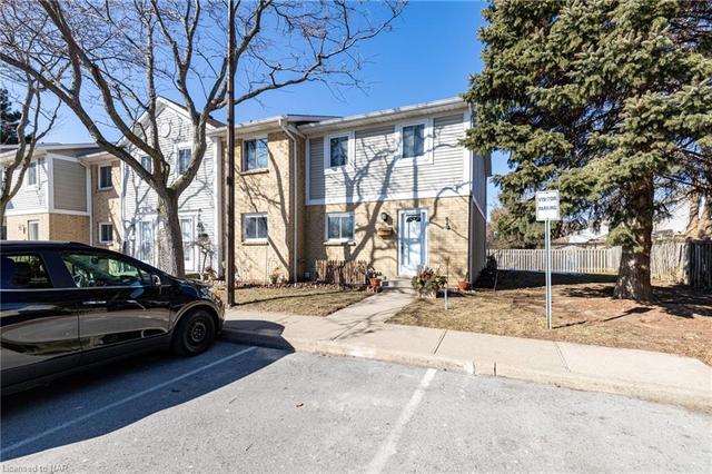 15 - 38 Elma Street, House attached with 3 bedrooms, 1 bathrooms and null parking in St. Catharines ON | Image 2