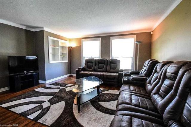 30 Leeson St, House detached with 3 bedrooms, 2 bathrooms and 3 parking in St. Catharines ON | Image 2