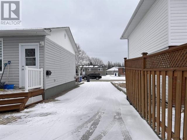 36 Hazel St, House detached with 4 bedrooms, 2 bathrooms and null parking in Kapuskasing ON | Image 6
