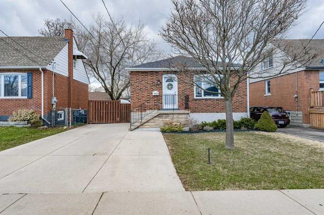 202 East 14th St, House detached with 1 bedrooms, 1 bathrooms and 3 parking in Hamilton ON | Image 1