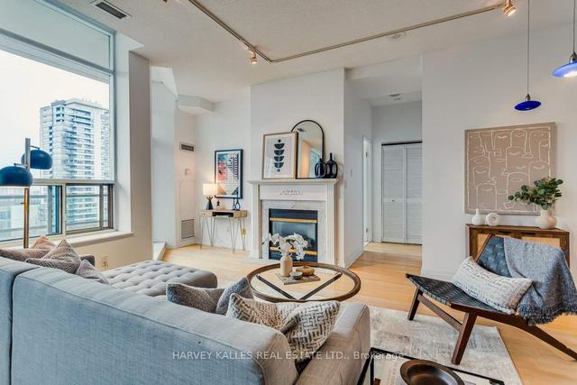 ph08 - 70 Alexander St, Condo with 2 bedrooms, 2 bathrooms and 1 parking in Toronto ON | Image 2