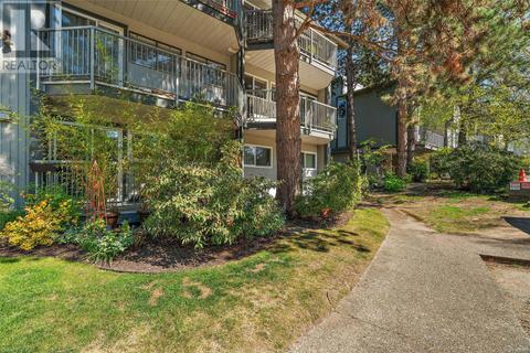 560 Carnation Pl, Condo with 2 bedrooms, 1 bathrooms and 1 parking in Saanich BC | Card Image