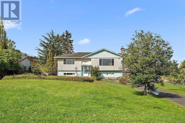 8978 Mainwaring Rd, House detached with 3 bedrooms, 2 bathrooms and 3 parking in North Saanich BC | Image 1