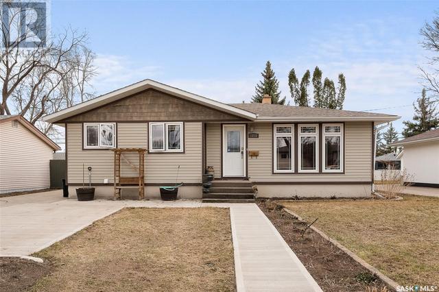 1213 Carleton Street, House detached with 5 bedrooms, 2 bathrooms and null parking in Moose Jaw SK | Image 1