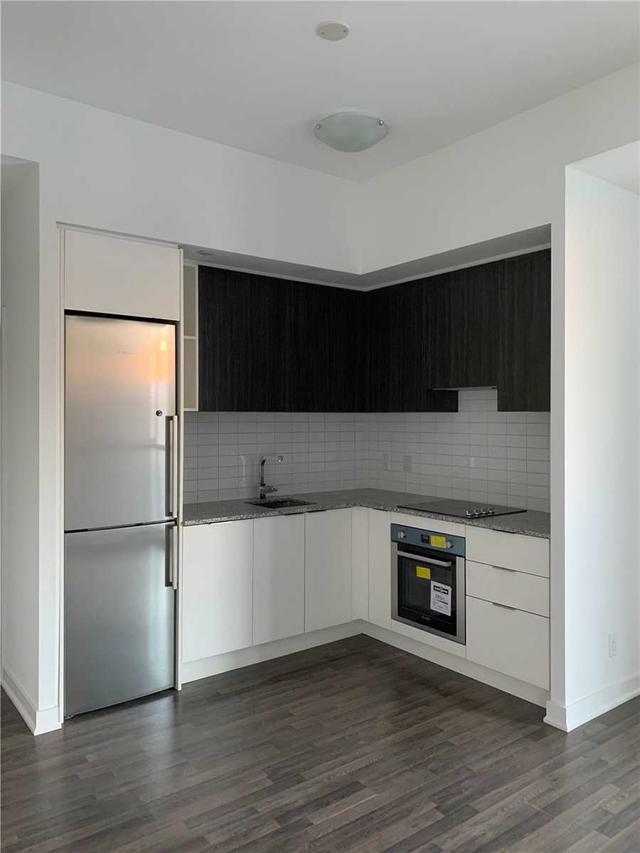 825 - 111 Elizabeth St, Condo with 1 bedrooms, 1 bathrooms and null parking in Toronto ON | Image 2