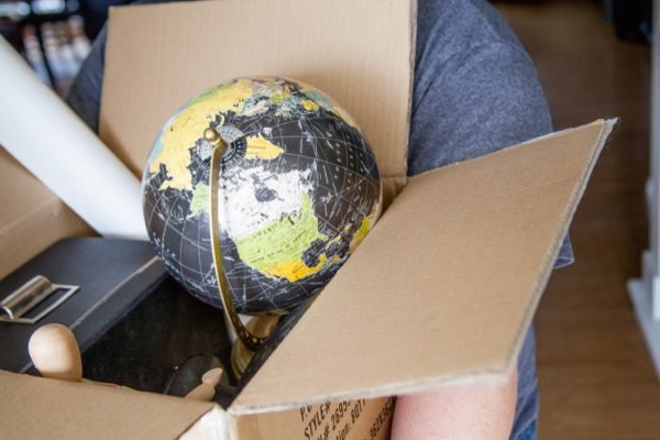 packing-box-globe-moving-day
