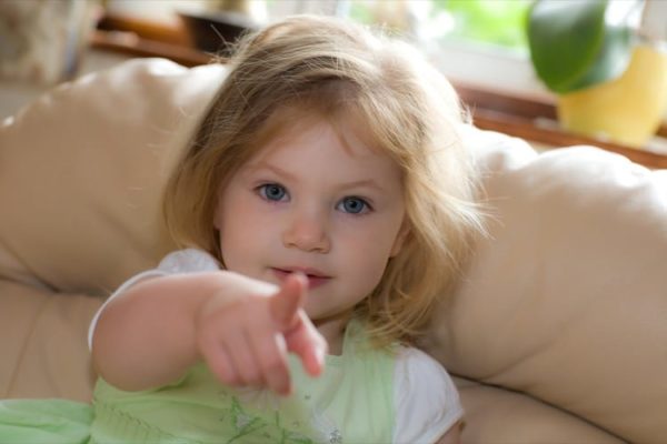 little-girl-pointing-living-room