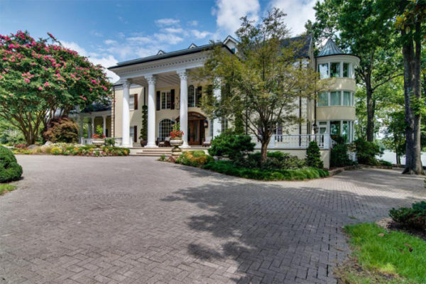 Reba McEntire is selling her massive Tennessee estate