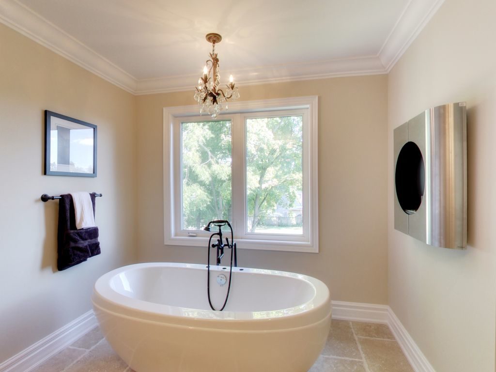 Say "ahhh" in this fully detached tub.